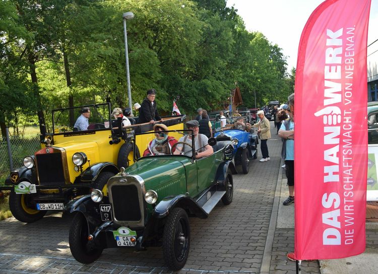 Der Opel 4/16(vorn) von Thomas Schmatloch ist das älteste Fahrzeug bei der Tour. Foto: pm