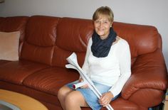 Christiane Schöler mit Krücken auf ihrem Sofa. Nach dem kaputten Kniegelenk im Sommer 2021 zog sie sich kürzlich einen Bänderriss zu.