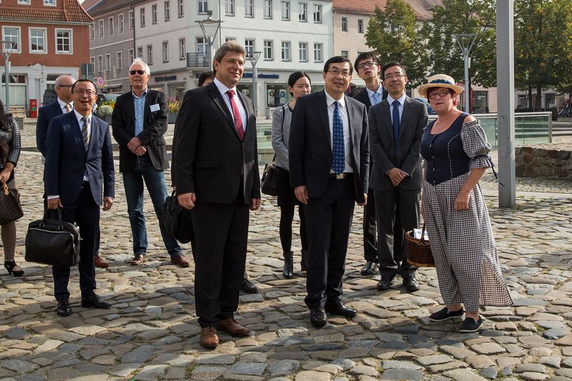 Stadtrundgang: Stadtführerin Christine Bär (rechts) brachte den Gästen aus dem Reich der Mitte die wechselvolle Geschichte der Stadt Bischofswerda bei einer kleinen Altstadt-Führung näher. Fotoquelle: RocciPix