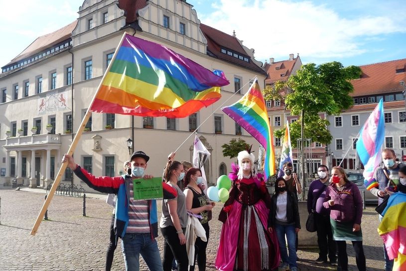 Der CSD Pirna verwandelte den Marktplatz in ein buntes Fahnenmeer.