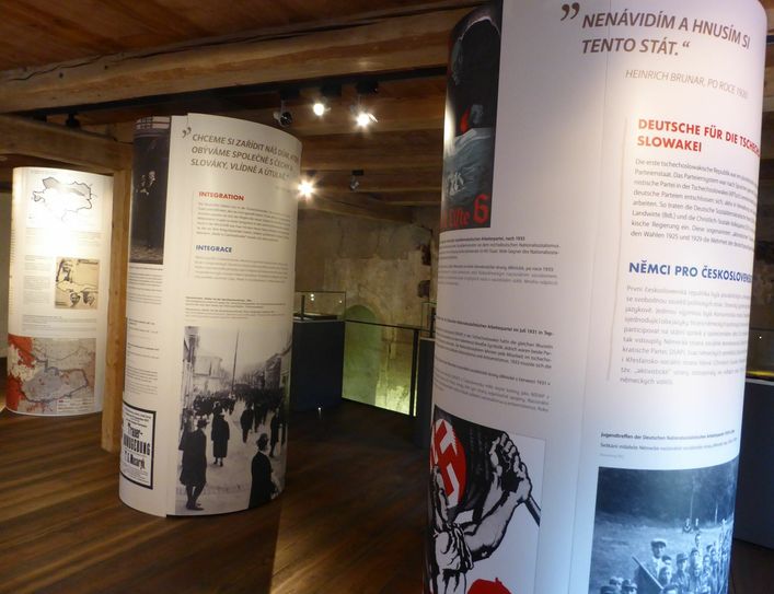 Auf zweisprachigen Litfasssäulen wird das komplizierte Thema des Zusammenlebens von Deutschen und Tschechen in Nordböhmen zwischen 1918 und 1945 dargestellt.            Foto: Stabenow