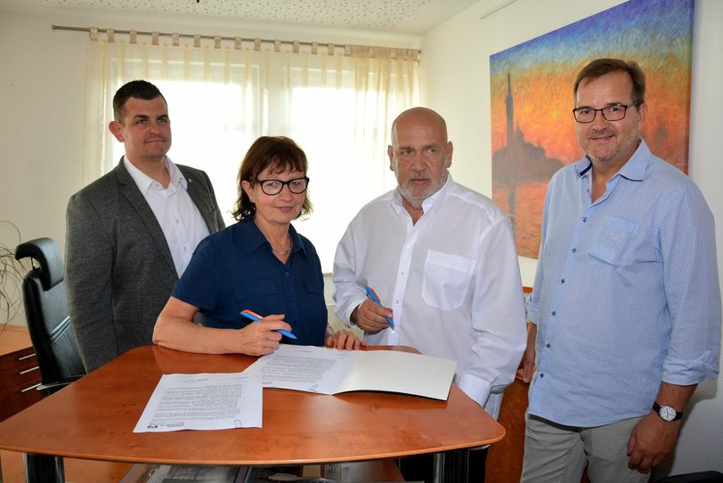 Marcel Schnabel (Teamleiter der Volksbank Geschäftsstelle Spremberg), Beate Burtchen (Prokuristin und Vertriebsleiterin der Volksbank), Alexander Fritzke (Vorsitzender von »Jugend und Soziales e.V.« in Spremberg) sowie Dirk Süßmilch (stv. Vorsitzender) bei der Vertragsunterzeichnung (v.l.). Foto: Detlef Bogott