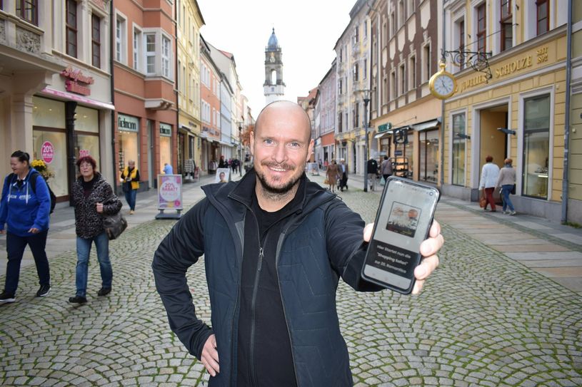 Der Vorstandsvorsitzende des Innenstadtvereins, René Meißner, zeigt es vor: Ein digitaler Routenplaner soll die Besucher zur Romantica optimal führen.