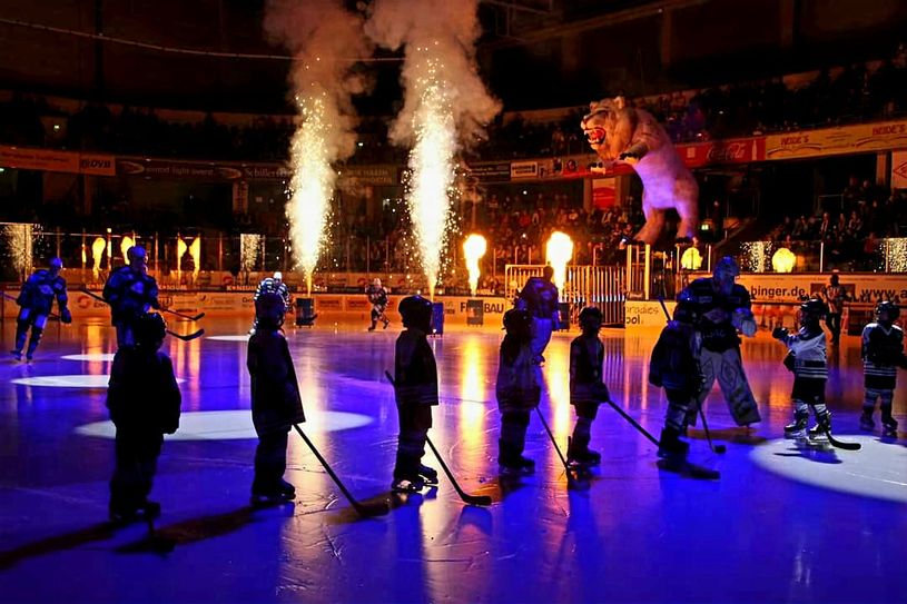 Einlaufshow der Dresdner Eislöwen.