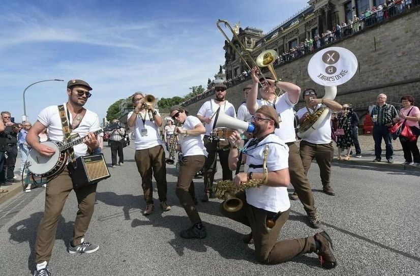 Der Dixielandumzug entlang des Terrassenufers ist jedes Jahr das Highlight am Ende des Festivals.