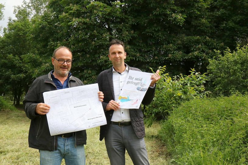Oberbürgermeister Marco Müller (r.) und Stadtentwickler Jörg Morszoeck erhoffen sich viele Ideen für die Nutzung der Fläche.Foto: U. Päsler, Stadt Riesa