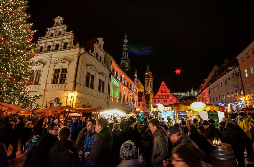 In diesem Jahr finden endlich wieder Weihnachtsmärkte statt. Um Energie einzusparen, wird dabei verstärkt auf LED-Beleuchtung gesetzt.