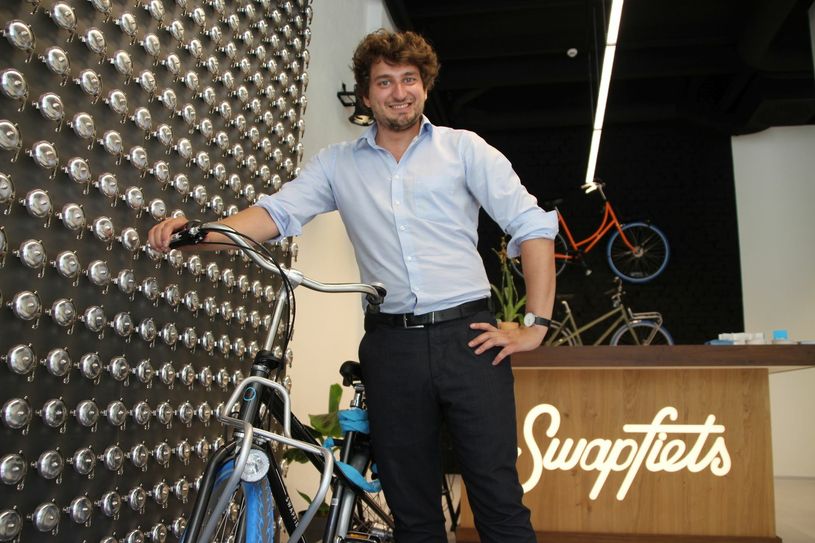 Wassily Nemitz an der Klingelwand der neuen Swapfiets-Filiale. Foto: Schramm