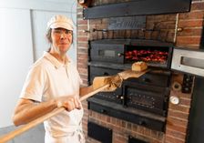 Bäcker-Original Urs Büttner am geliebten Heuft-Holzofen.