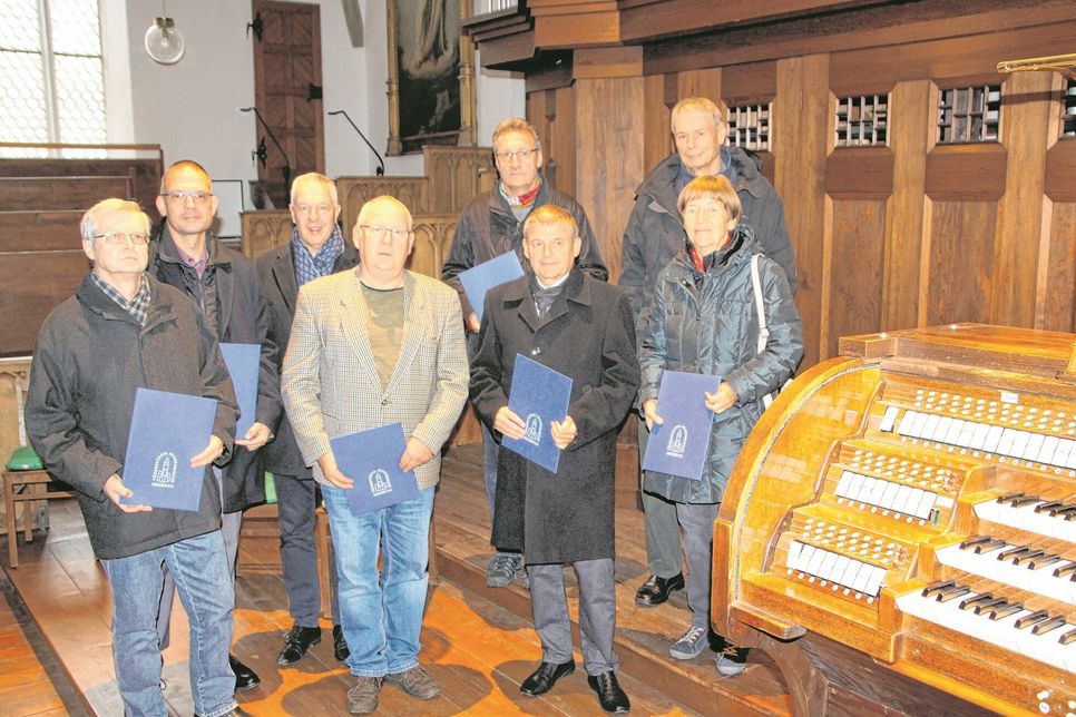 Die nächsten Orgelpaten des neuen Meißner Porzellanregisters an der Jehmlichorgel in der Frauenkirche sind gefunden und haben ihre Patenschaftsurkunden bekommen.
