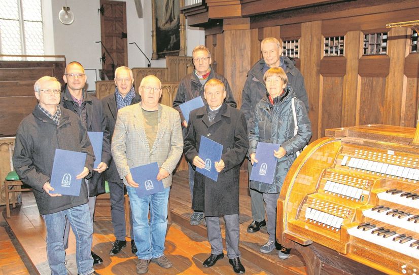 Die nächsten Orgelpaten des neuen Meißner Porzellanregisters an der Jehmlichorgel in der Frauenkirche sind gefunden und haben ihre Patenschaftsurkunden bekommen.