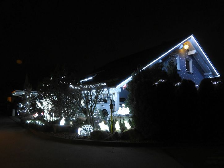 Das »Weihnachtshaus« der Familie Herbst ist ein leuchtender Hingucker in Birkwitz.