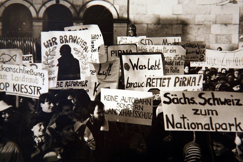 Eine der ersten Demos in Pirna. Fotoausstellung in der Mägdleinschule „ Fotoimpressionen aus der Wendezeit 1989“. Foto: D. Förster