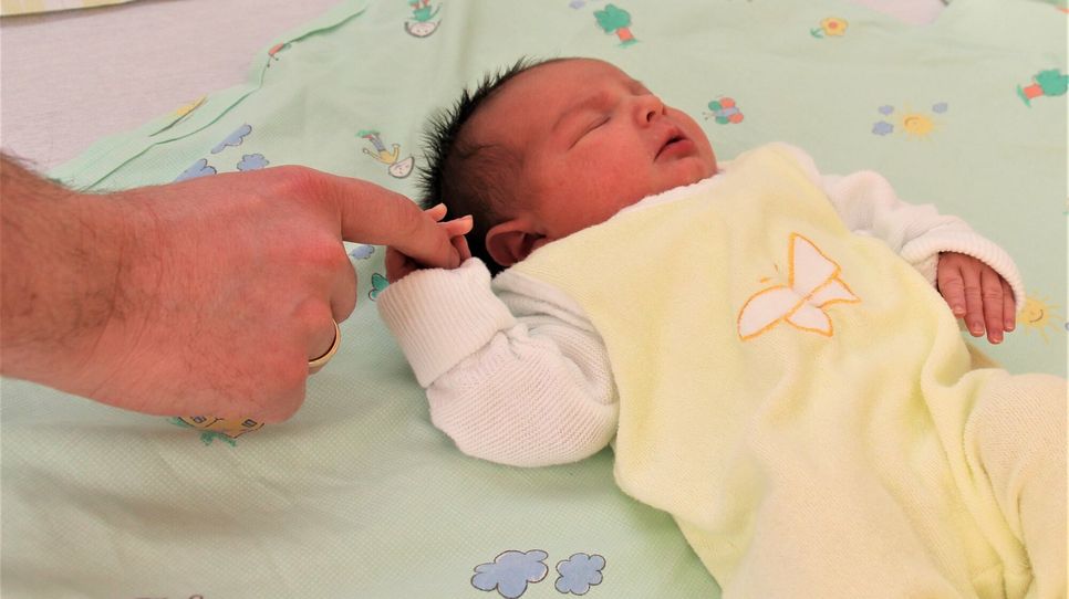 Elise ist das 100. Baby, das im Helios Klinikum Pirna im Jahr 2022 geboren wurde.
