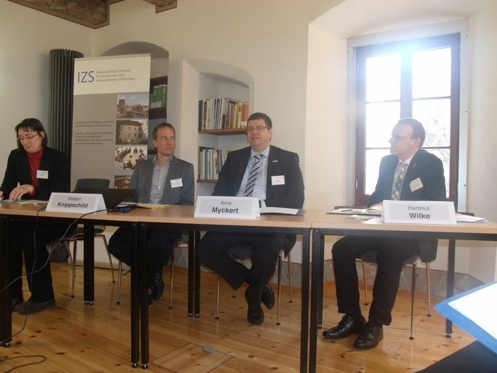 V.l.n.r.: Heike Drechsler, Pressesprecherin des IZS, Prof. Dr. Robert Knippschild, IZS, Arne Myckert, KommWohnenGmbH und Hartmut Wilke von der Stadtverwaltung Görlitz bei der Vorstellung der Ergebnisse der Begleitstudie. Foto: Alexander Klaus