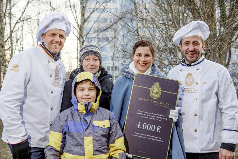 Die Dresdner Stollenbäcker und Stollenmädchen Hanna Haubold (2.v.r.) überreichen ihre Spende. Foto: Schutzverband Dresdner Stollen e.V. / Michael Schmidt