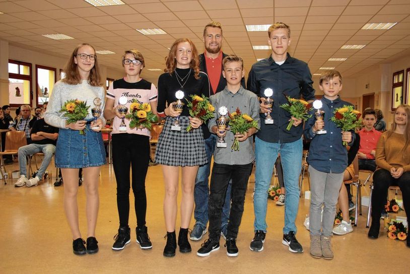 So sehen die Sieger aus: Laura Nehring, Franzi Hain, Lisa Winter, der Olympiasieger von Pyeongchang 2018 im Bobsport, Martin Grothkopp, Felix Marschhausen, LeonSteinkrug und Tom Winter (v.l.n.r.).Foto:wit