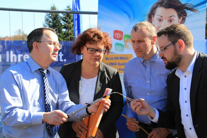 Kleine Breitband-Kunde nach dem Spatenstich (v.l.): Steffen Heine (ENSO), Bürgermeisterin Michaela Ritter, Stadtrat Frank Grossmann und Sebastian Fischer (MdL) beim Auftakt für den Breitbandausbau.                         Foto: Schramm