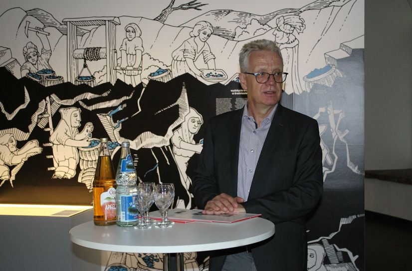 "Unsere Ausstellung ist bislang die erste überhaupt, die im Zusammenhang mit der Geschichte um die Hacksilberschätze dem Thema der Sklaverei in Ostmitteleuropa und Ostdeutschland in der Zeit um 1000 genauer nachgeht", sagt so Jasper v. Richthofen, Direktor der Görlitzer Sammlung und zugleich Kurator der neuen Sonderausstellung.