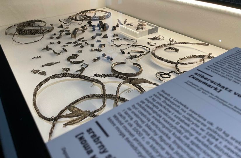 Die Ausstellung zeigt bedeutende Hacksilberschätze aus Ostdeutschland und Polen.