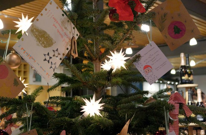 Am Wunschbaum warten allerlei selbst gestaltete Wunschzettel auf fleißige Wichtel.