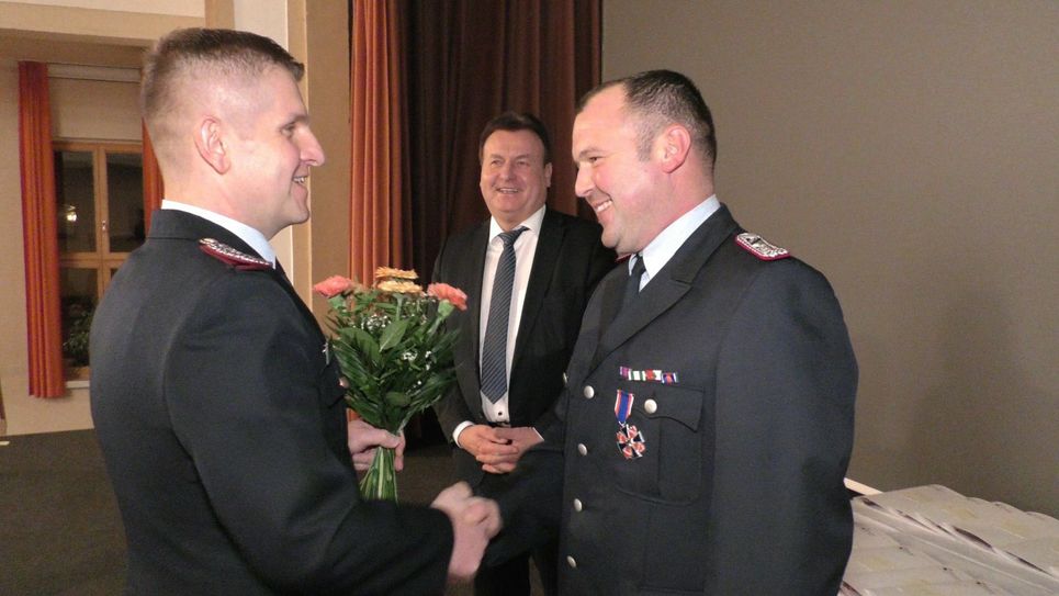Bürgermeister Roland Pohlenz (Mitte) und Stadtwehrführer Silvio Spiegel (li.) gratulieren Matthias Leisner (re.). Foto: Stadt Lauchhammer