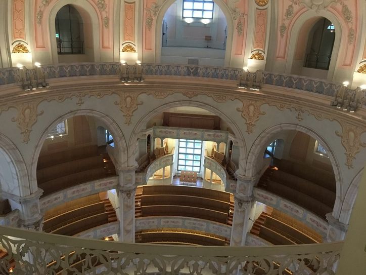 Blick in die Kirche auf dem Weg nach ganz oben