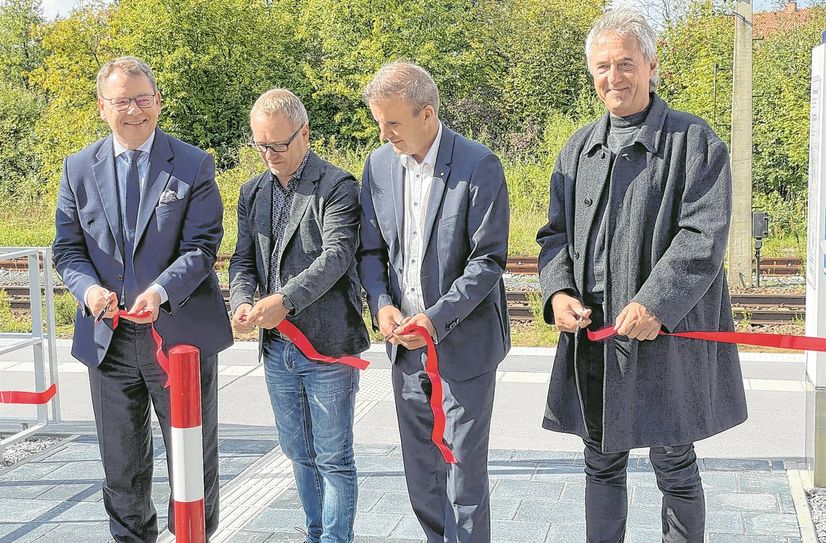 Burkhard Ehlen, Geschäftsführer des Verkehrsverbunds Oberelbe (VVO), Enrico Münch, Bürgermeister der Stadt Gröditz, Christian Schulz, Leiter Bahnhofsmanagement Leipzig der Deutschen Bahn, und Ex-Bürgermeister Jochen Reinecke geben den sanierten Bahnsteig frei.