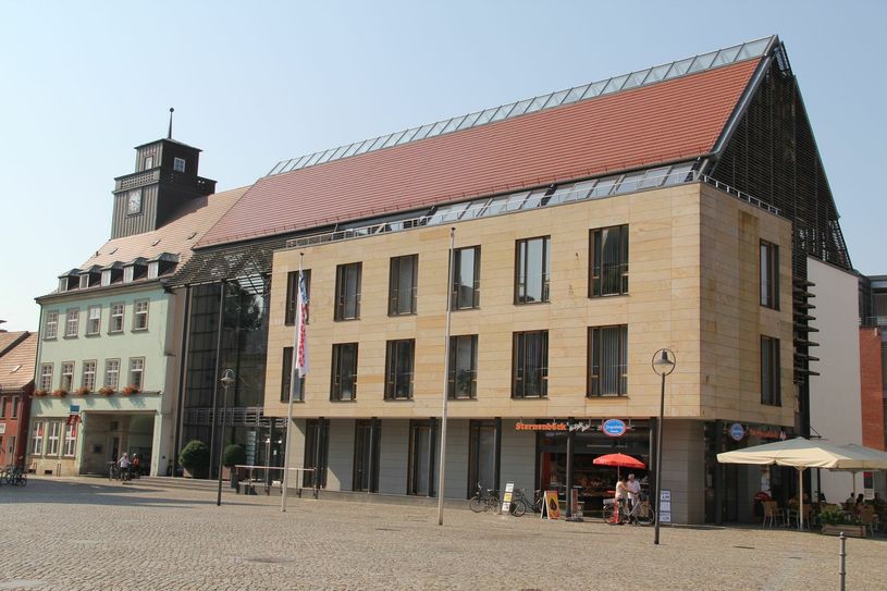 Das Rathaus in Senftenberg am Markt gehört auch zu den städtischen Einrichtungen, die bis auf weiteres für den Besucherverkehr geschlossen bleiben. Foto: Archiv/A. Groebe