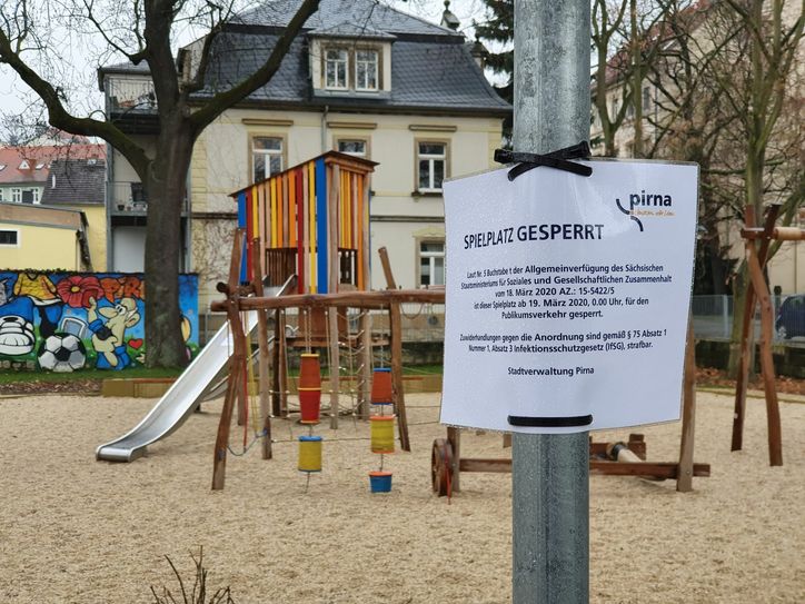 Der große Spielplatz auf dem Thälmann-Platz, für verschiedene Altersgruppen gedacht, ist gesperrt.