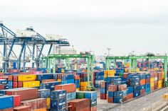 Mehr als die Hälfte der Unternehmen berichten laut einer IHK-Blitzumfrage von Störungen in der Lieferkette und der Logistik.