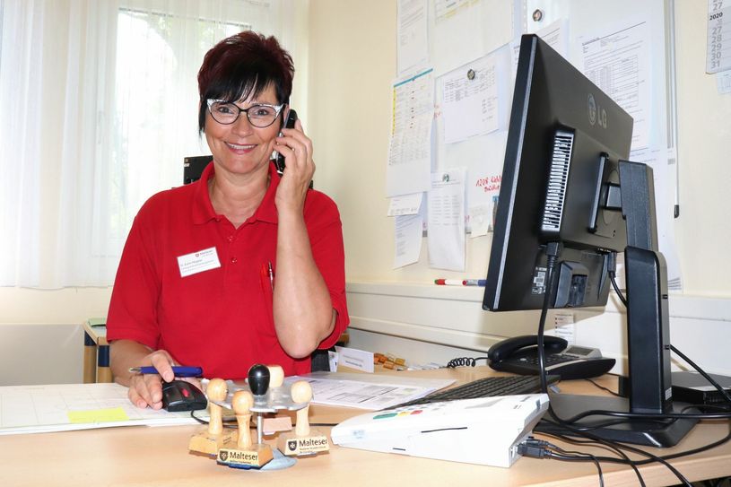 Carolus-Casemanagerin Karin Fliegner und ihr Team sind bereit für die Terminvergabe. Foto: Stephanie Hänsch