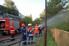 Junge Brandschützer beim Training. Fotos: Farrar