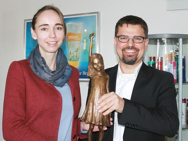 Bürgermeisterin Dr. Kristin Klaudia Kaufmann und Essel-Geschäftsführer Matthias Lütkemeier.                    Foto: Essel