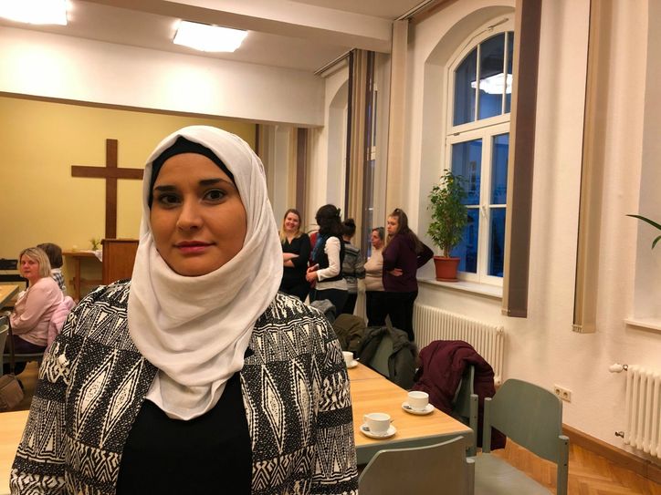 Heba Al Arrouj gehört zu den ehrenamtlichen Helferinnen bei der Diakonie. Die 32-Jährige aus Syrien arbeitet als Übersetzerin. Foto: Franziska Dorn