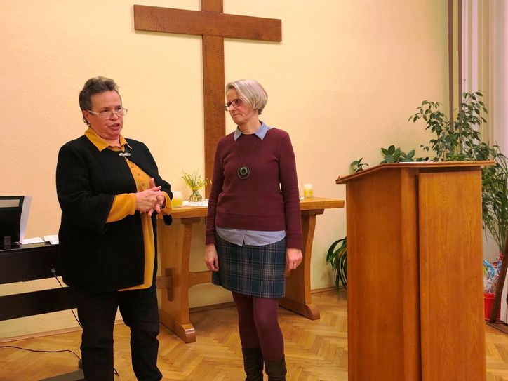 Tatjana Süß (links) hat einst selbst Hilfe von der Diakonie erfahren. Seitdem ist sie dort ehrenamtlich als Musiklehrerin tätig. Birgit Kaselow vom Migrationsfachdienst bedankt sich. Foto: Franziska Dorn