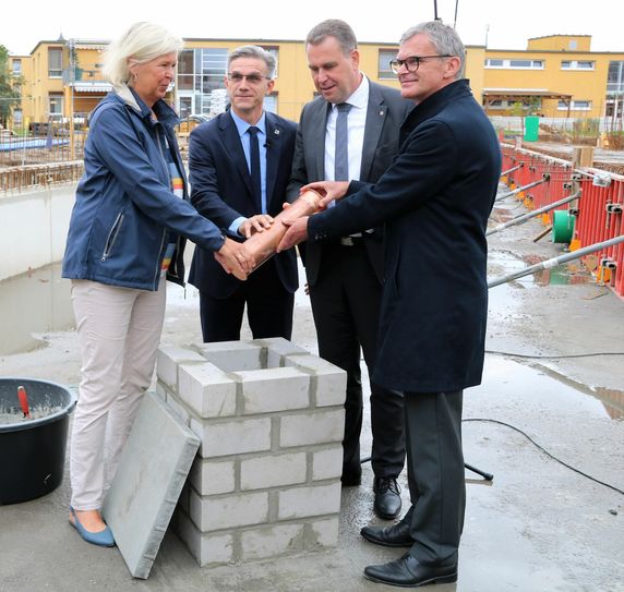 Grundsteinlegung mit Susan Kuhn, Jörg Gampe, Rainer Genilke und Jürgen Habermann (v.l.). Foto:cjw
