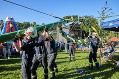 Maibaumstellen durch die Kameraden der Feuerwehr Pirna-Altstadt.