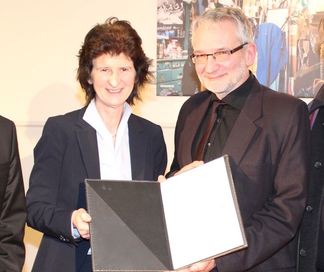 Sachsens Kunstministerin Dr. Eva-Maria Stange übergab den Zuwendungsbescheid an Intendant Klaus Arauner. Foto: Keil