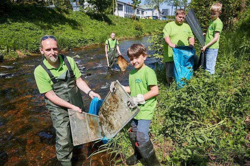 V.l.: Vereinsvorsitzender Sven Hamann (45), Noah (9), Jonas  (9), Kai Strohbach (28) und Frank Mehner (41, hinten) haben alle Hände voll zu tun. Foto: M. Förster