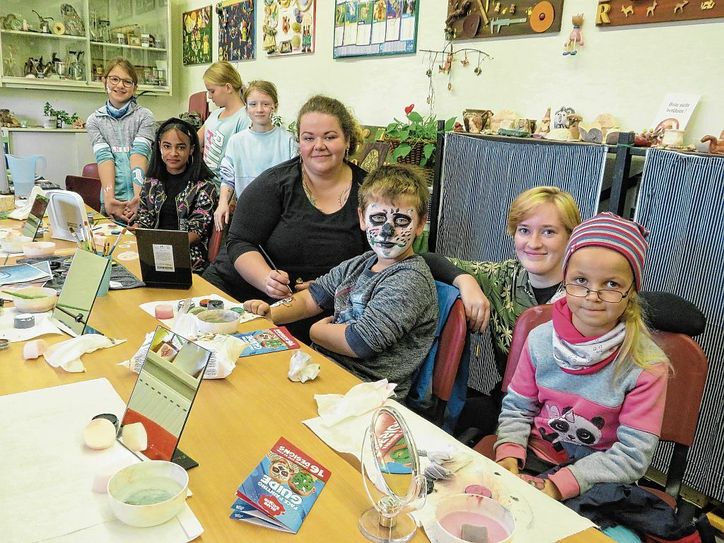 Natürlich lernten die Kinder beim Zirkus-Workshop auf der Kinder- und Jugendfarm auch die Maskenbildnerei kennen. Foto: Silke Richter