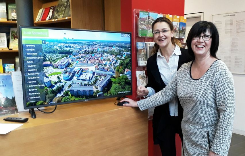 Am 15. Dezember 2017 eröffnete Bürgermeisterin Christine Herntier (rechts) gemeinsam mit Katrin Erb von der Industrie- und Handelskammer (IHK) Cottbus die Startversion des virtuellen Stadtrundgangs auf den Internetseiten der Stadt Spremberg. Foto: Alexander Adam