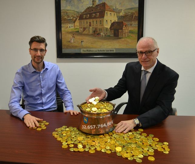 Oberbürgermeister Mike Ruckh (re.) und Ronald Kretzschmar (Leiter Hauptverwaltung) haben die Rekordsumme nach Sebnitz geholt. Foto: PR