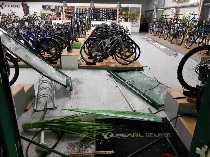 Der Dieb war mit einem roten Polo einfach gegen die Eingangstür des Fahrradladens gefahren. Foto: Polizei