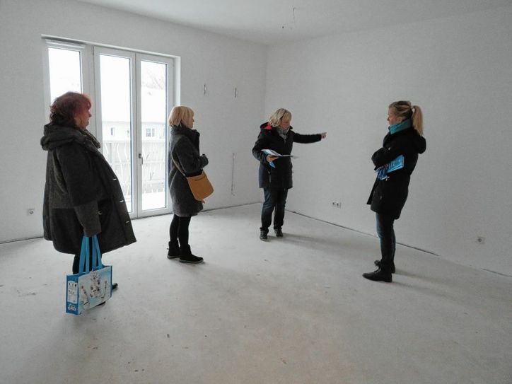 Ines Heym (3.v.l.) und Anja Vogler (rechts) von der Diakonie Libera zeigten bei einem Rundgang Interessenten die Appartements im Bereich des Service-Wohnens. Foto: Silke Richter