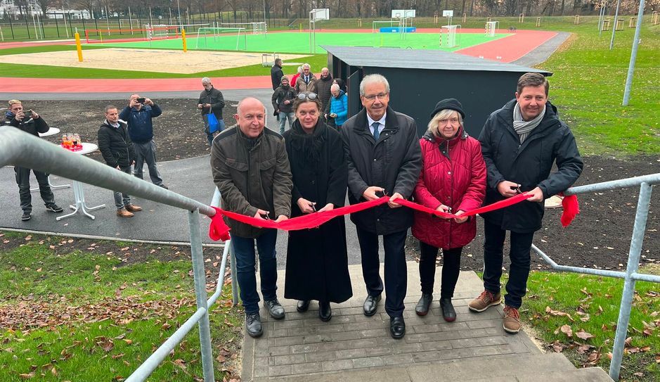 Fachbereichsleiter Bau und Planung Frank Leopold, Schulleiterin Ulrike Weikert, Landrat Harald Altekrüger, Dipl.-Ing. Marianne Petras vom Projektierungsbüro Landschaft-Park-Garten und Geschäftsführer »ALPINA – Landschafts- &amp; Sportplatzbau« Dipl.-Ing. Sven Thierfelder schnitten das symbolische Eröffnungs-Band durch (v.l.).