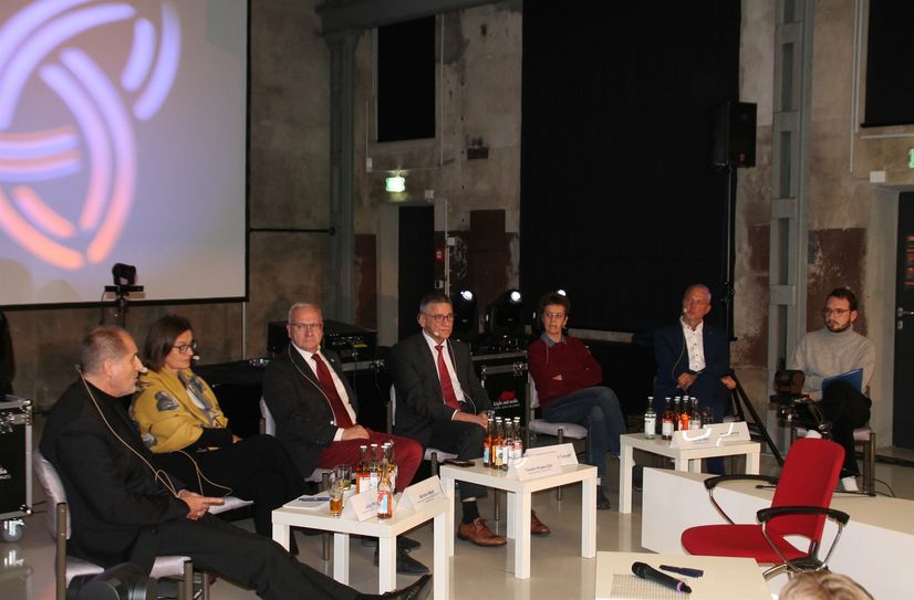 Als Gäste zum 2. Revierstammtisch konnte Moderator Lukas Rietschel (r.) Jörg Mühlberg (Geschäftsführer der Sächsischen Agentur für Strukturentwicklung), Barbara Meyer (Staatssekretärin des Sächsischen Staatsministeriums für Regionalentwicklung), Torsten Ruban-Zeh (Oberbürgermeister der Stadt Hoyerswerda), Prof. Ronald Tetzlaff (Technische Universität Dresden), Dr. Dr. Katja de With (Universitätsklinikum Carl Gustav Carus Dresden) und Mirko Papenfuß (Geschäftsführer Lausitzer Seenland Klinikum) (v.l.n.r.) begrüßen.