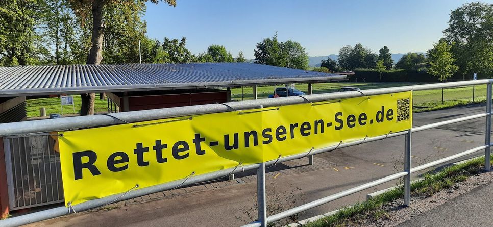 "Hilferuf" am Zaun des Staussebades Cossebaude. Foto: Pönisch