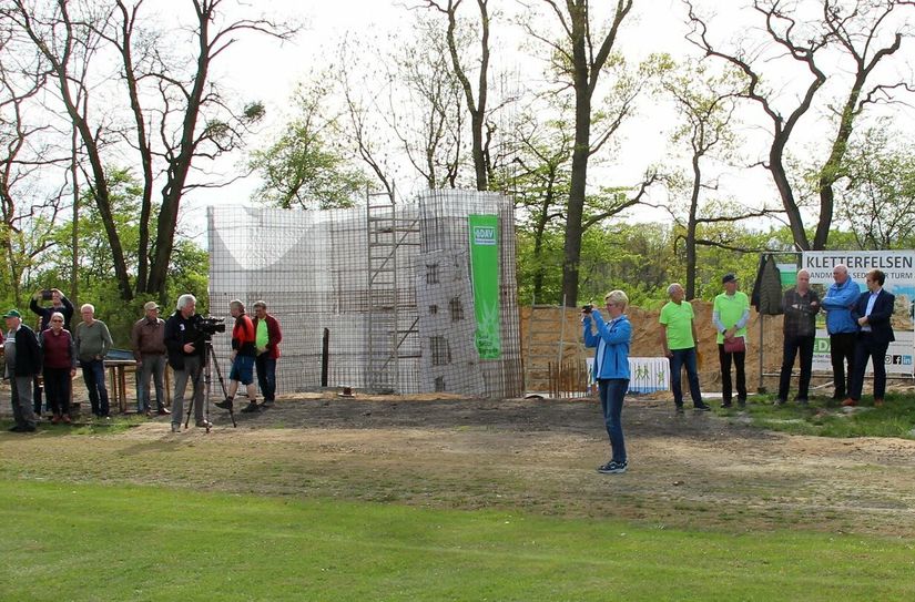 Auf dem Sportplatz des Blau-Weiß Sedlitz entsteht zurzeit ein Kletterfelsen der Sedlitzer Bergfreunde.