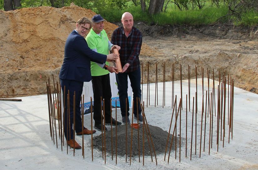Die Grundsteinlegung für den Kletterfelsen mit Zeitkapsel vollzogen (vo.li.na.re.): Bürgermeister Andreas Pfeiffer, Bergfreund Ulrich Hoika und Ortsvorsteher Steffen Philipp.